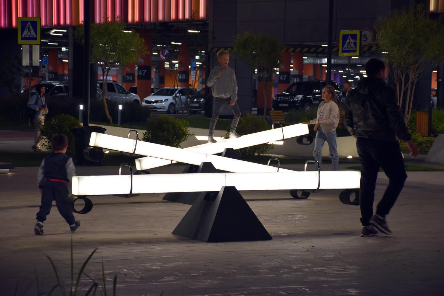 Доставка товара из Китая качели. 