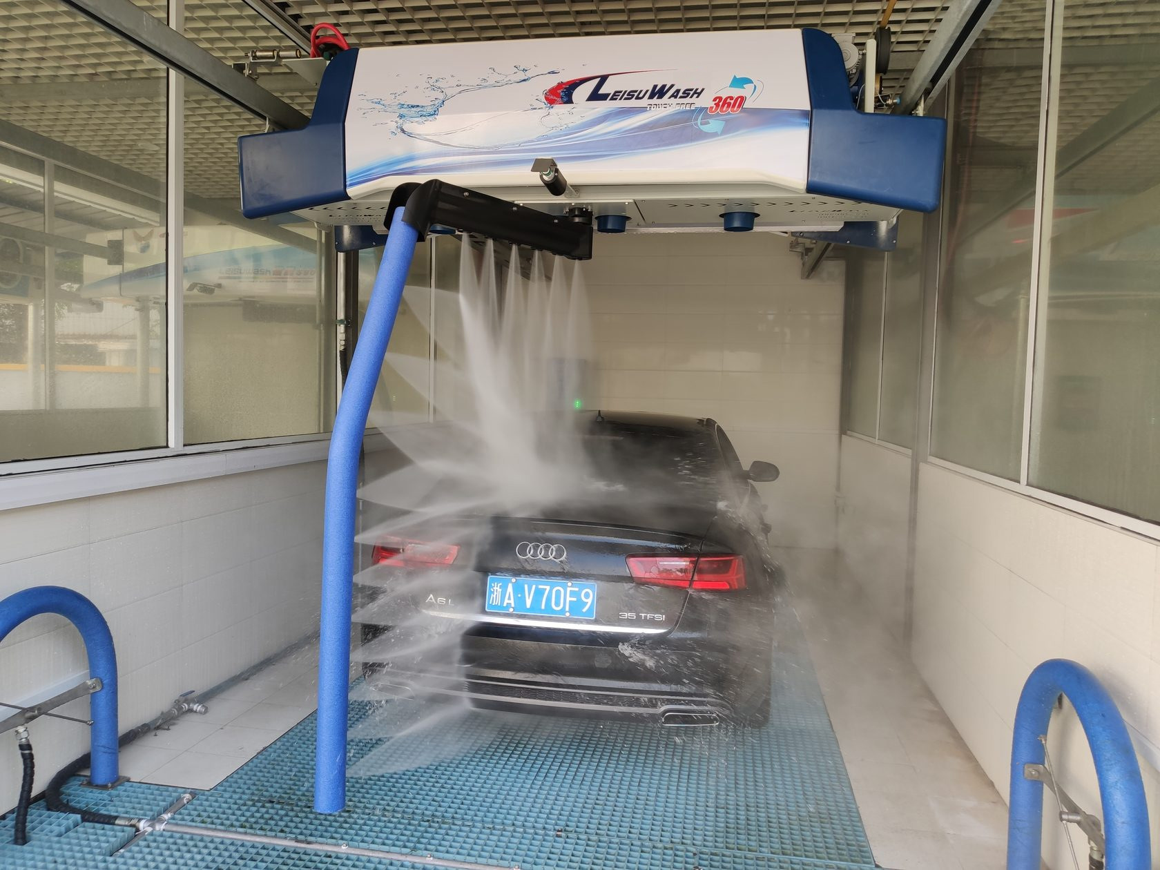 Доставка из Китая робота-мойки для автосервисов