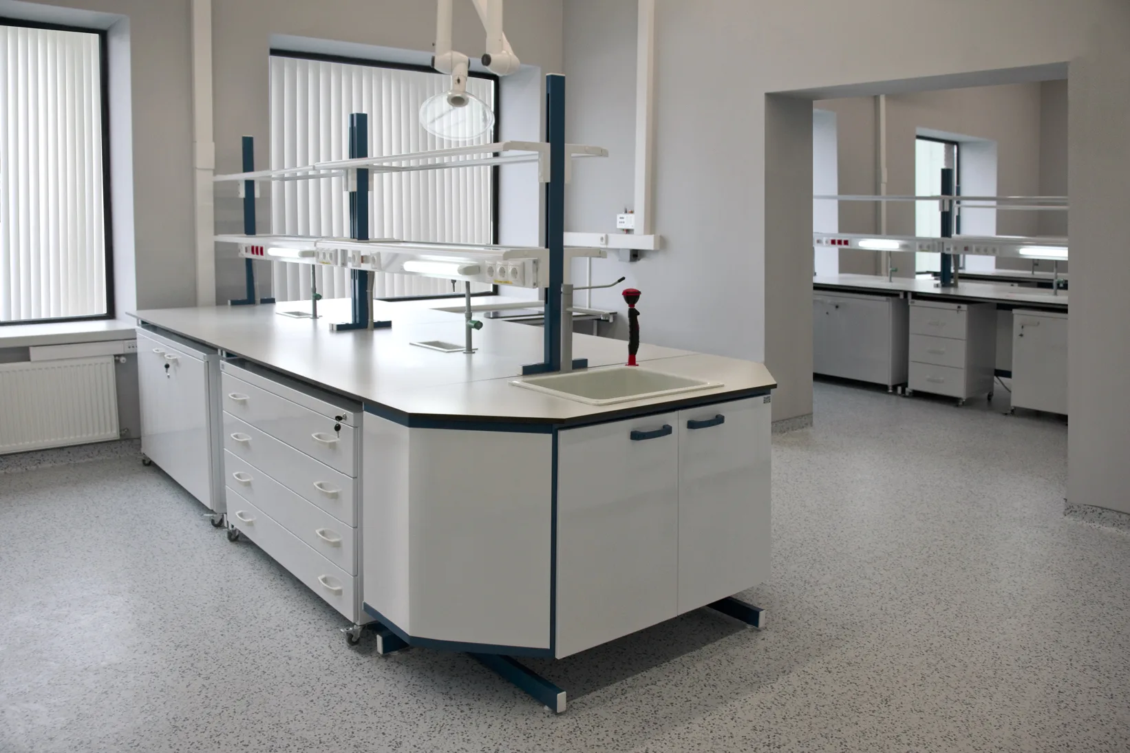 Лабораторная мебель из Китая с доставкой в Россию