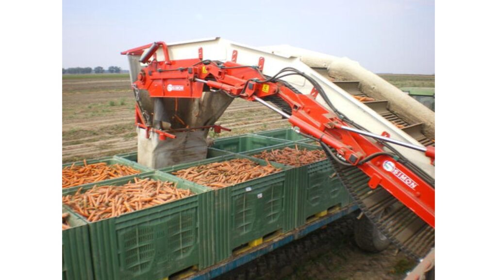Прицепной комбайн для уборки моркови из Китая в Россию